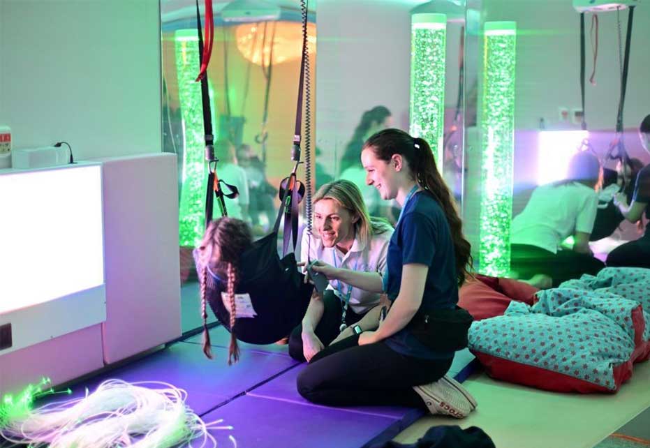 Sala sensorial con iluminación morada