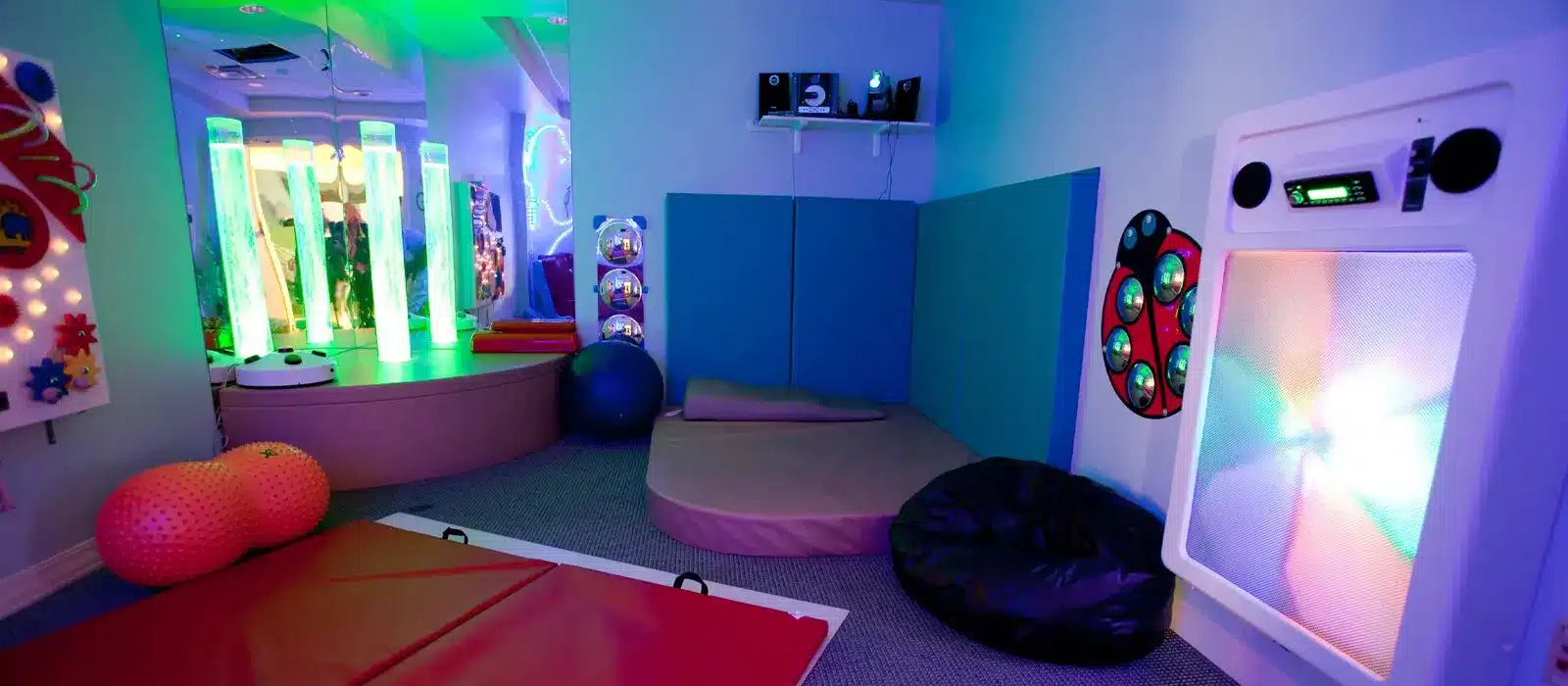 Sala sensorial con proyector y burbujas