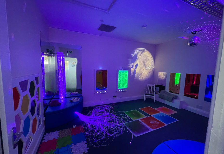 Sala sensorial con fibra óptica y proyector